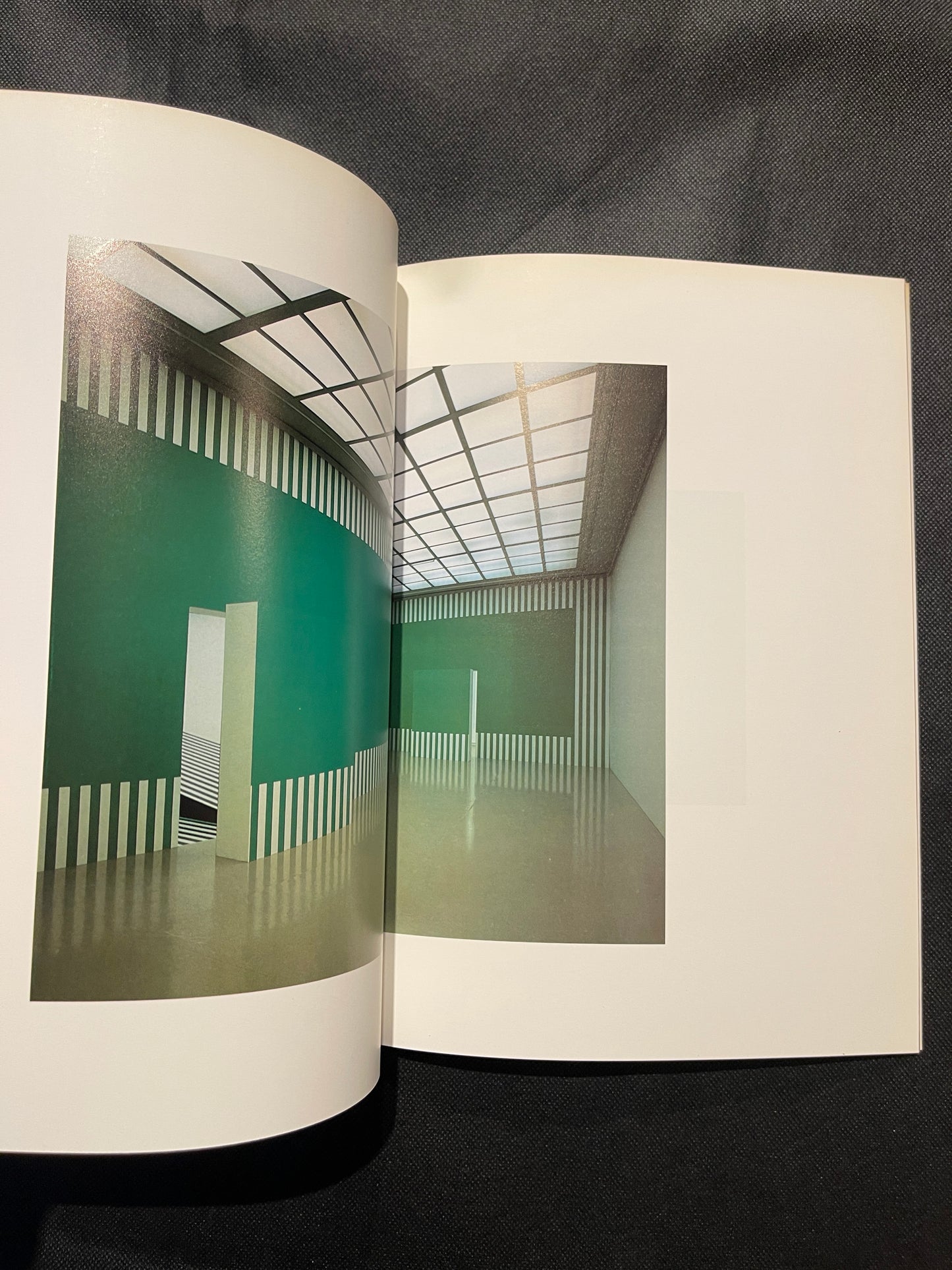 Title: Daniel Buren: Wo? Was? Wie? Arbeiten vor Ort. Kunstverein Hannover, 1992