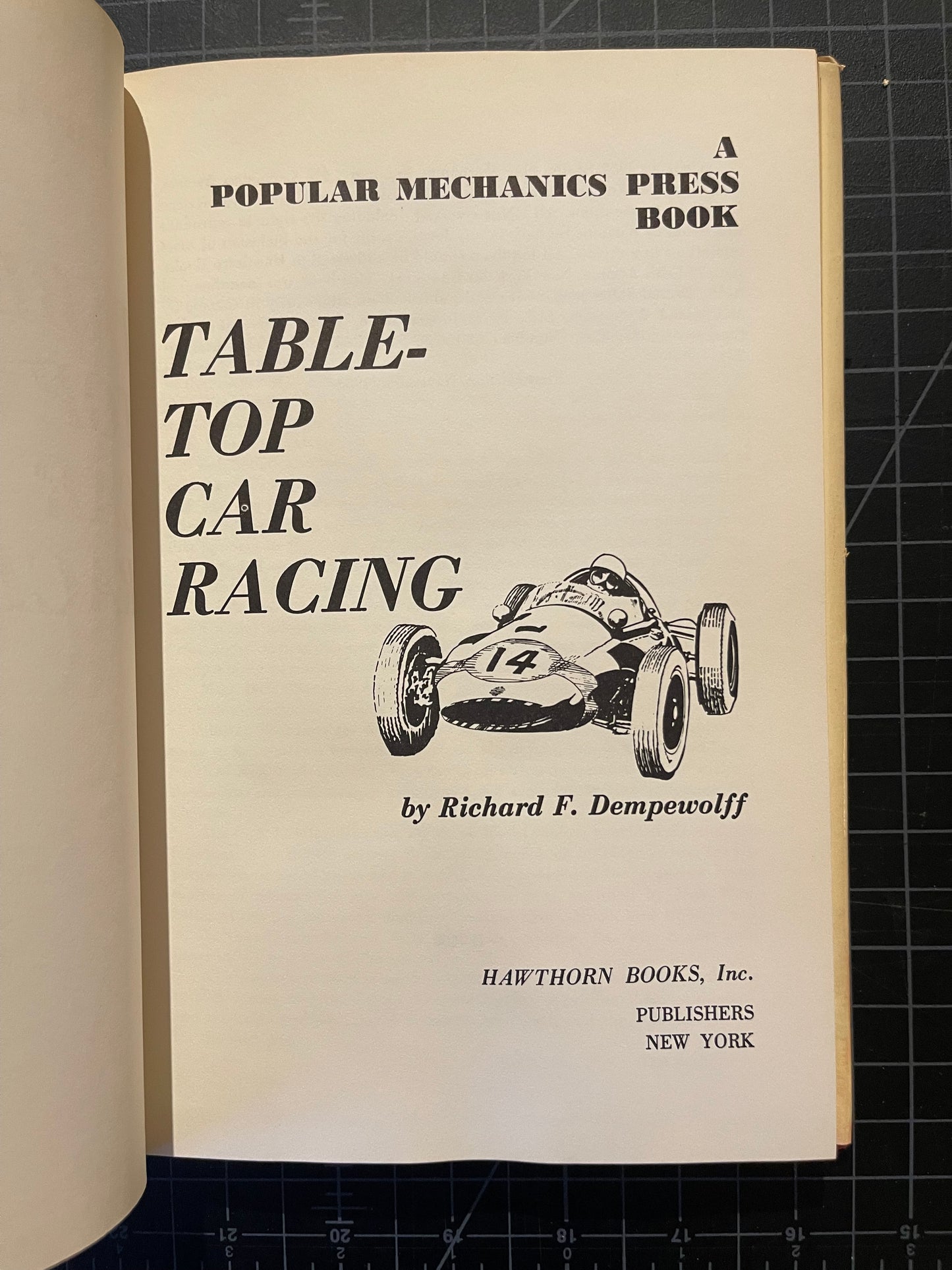 “Table-Top Car Racing” 1963 DEMPEWOLFF, Richard F.
DEMPEWOLFF
[160] pp.
Hawthorn Popular Mechanics
First Edition 1963