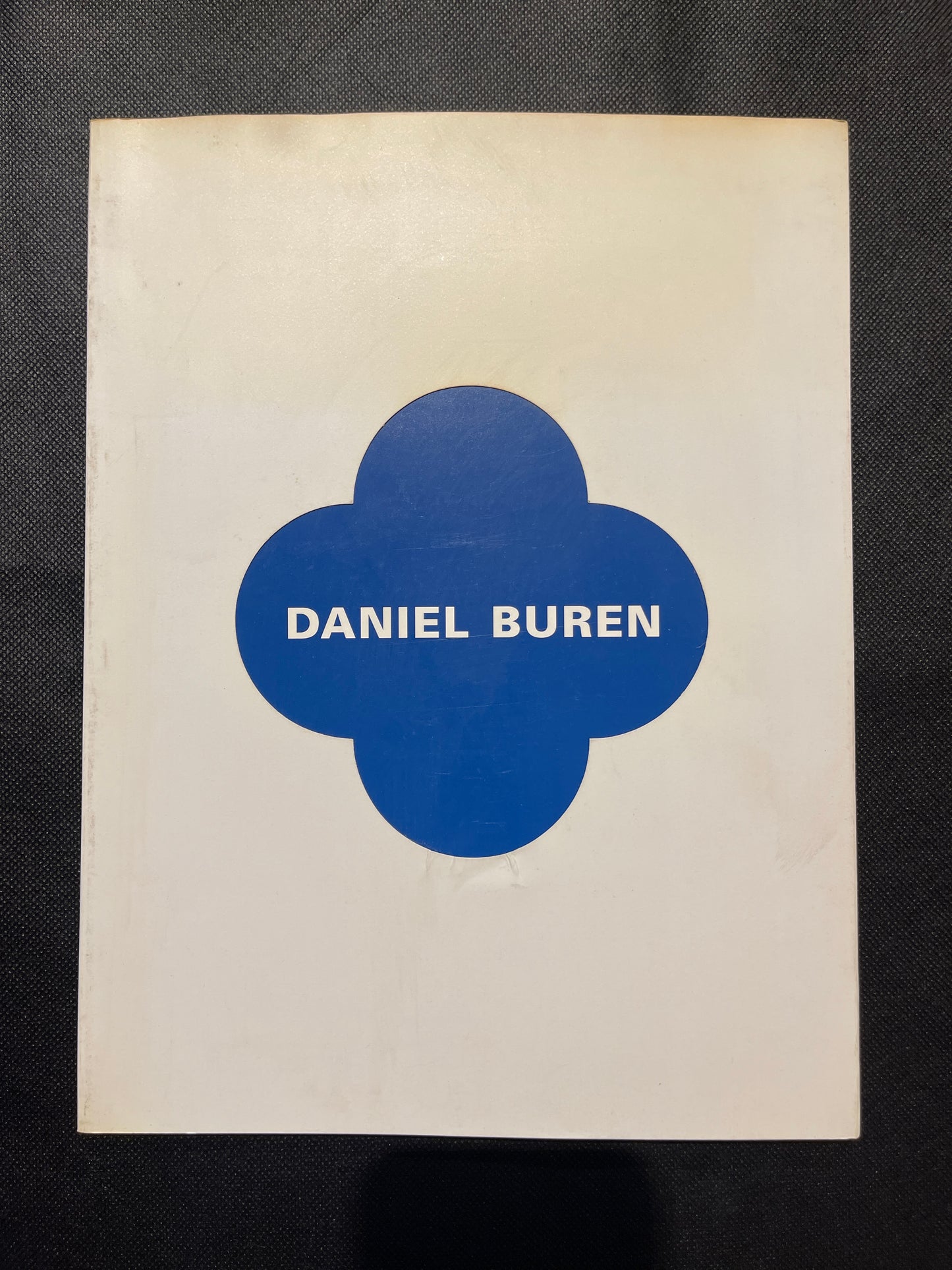 Title: Daniel Buren: Wo? Was? Wie? Arbeiten vor Ort. Kunstverein Hannover, 1992