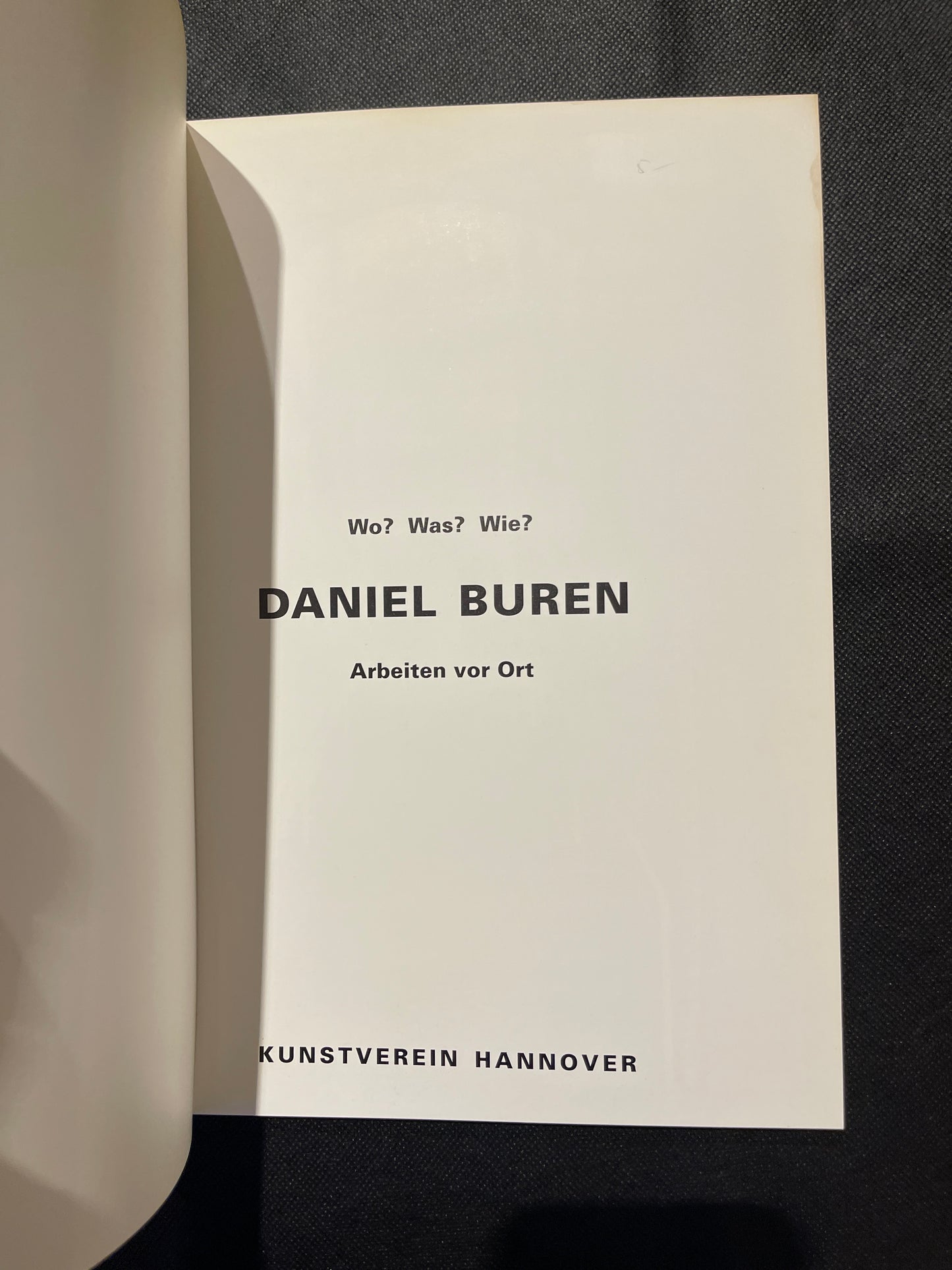 Title: Daniel Buren: Wo? Was? Wie? Arbeiten vor Ort. Kunstverein Hannover, 1992