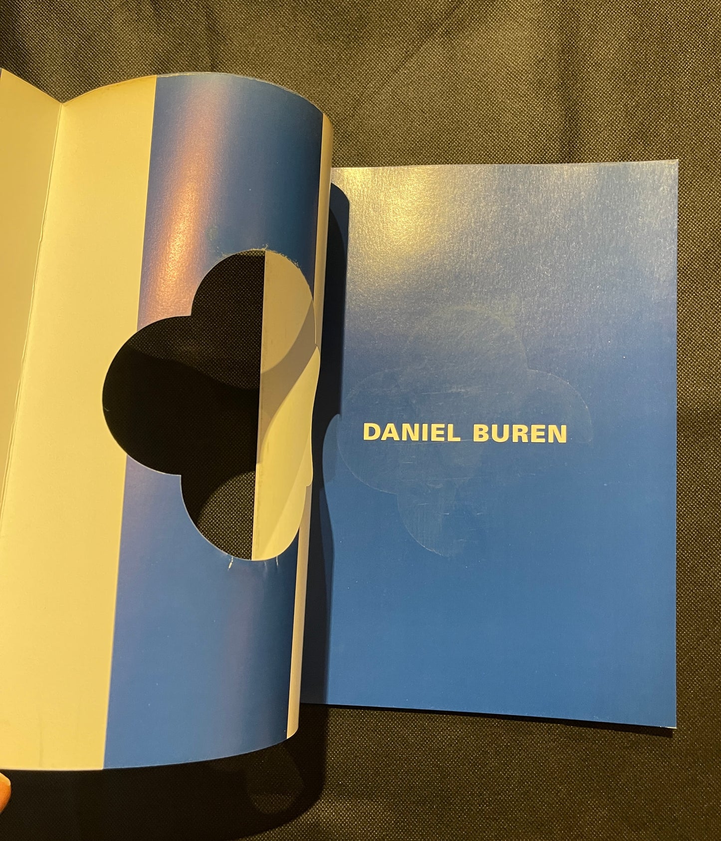 Title: Daniel Buren: Wo? Was? Wie? Arbeiten vor Ort. Kunstverein Hannover, 1992