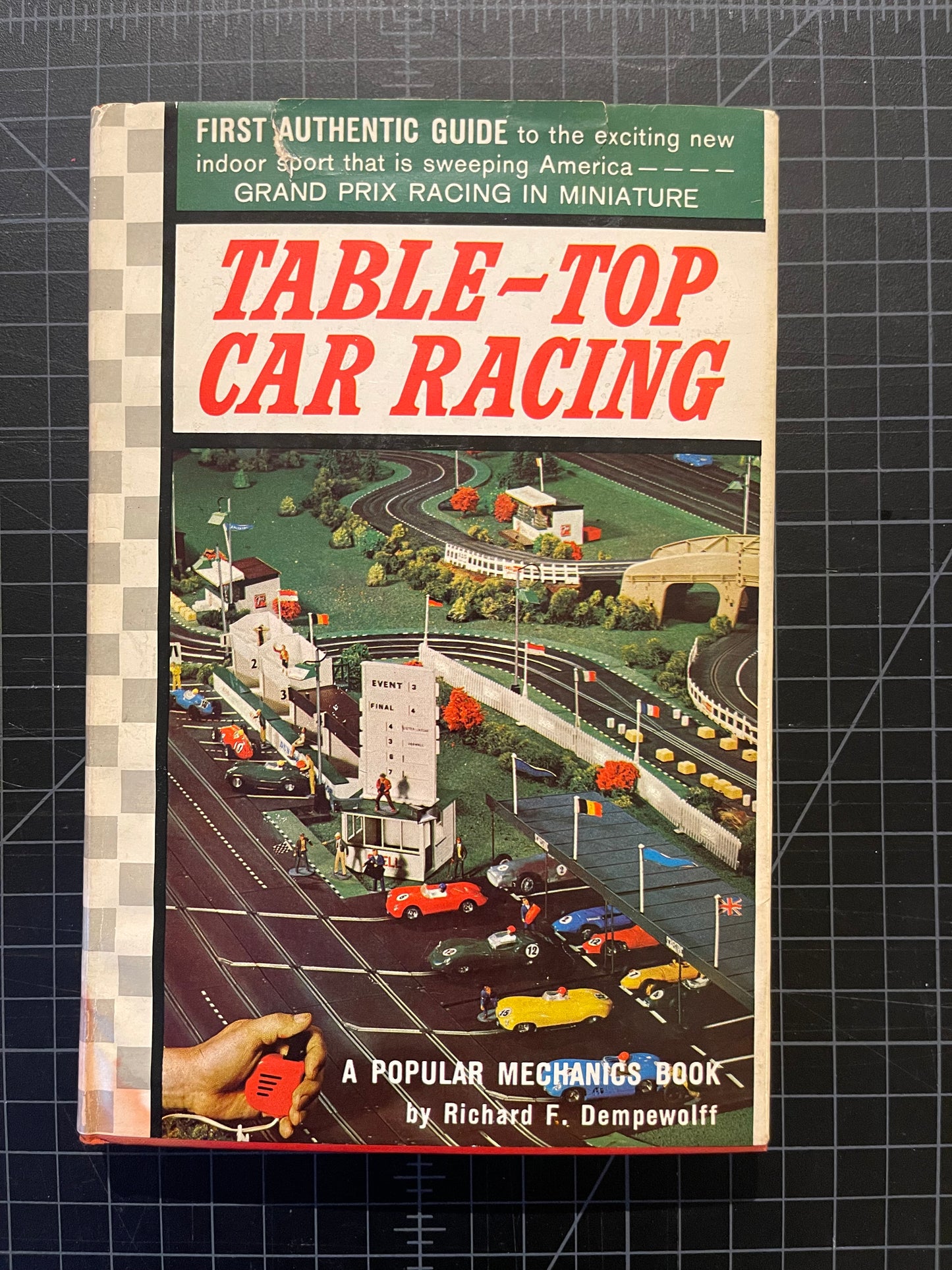 “Table-Top Car Racing” 1963 DEMPEWOLFF, Richard F.
DEMPEWOLFF
[160] pp.
Hawthorn Popular Mechanics
First Edition 1963